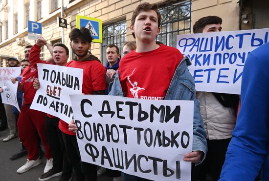 Акция протеста в Москве против вторжения польских властей на территорию российской школы