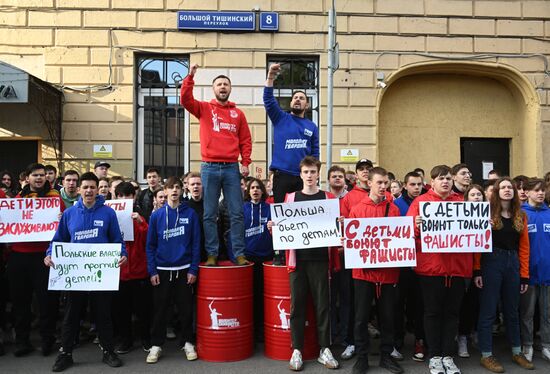 Акция протеста в Москве против вторжения польских властей на территорию российской школы