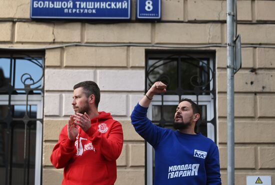 Акция протеста в Москве против вторжения польских властей на территорию российской школы