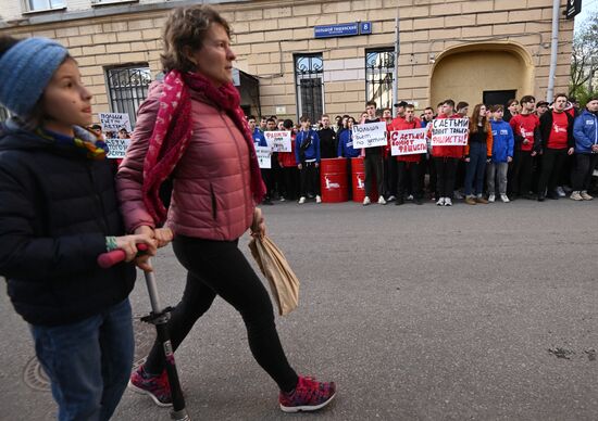 Акция протеста в Москве против вторжения польских властей на территорию российской школы
