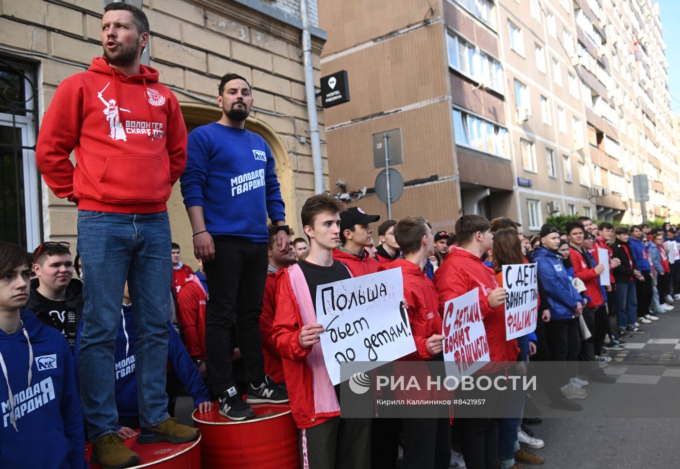 Акция протеста в Москве против вторжения польских властей на территорию российской школы