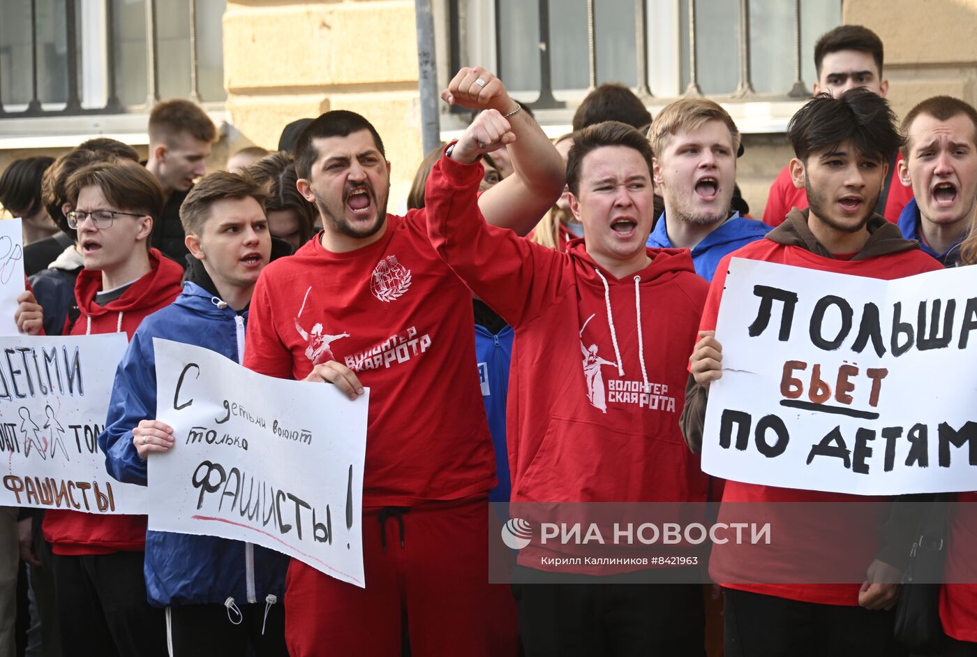Акция протеста в Москве против вторжения польских властей на территорию российской школы