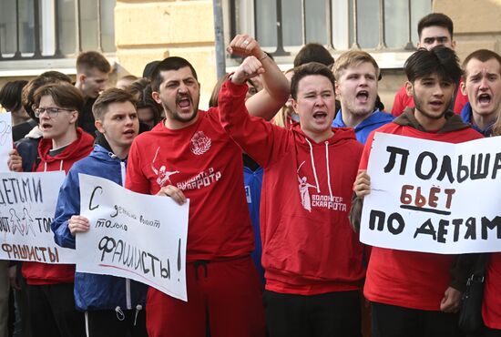 Акция протеста в Москве против вторжения польских властей на территорию российской школы