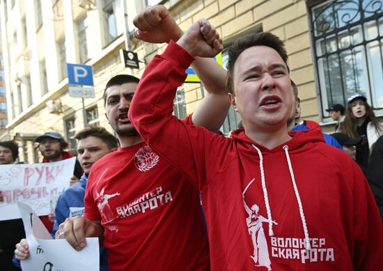 Акция протеста в Москве против вторжения польских властей на территорию российской школы