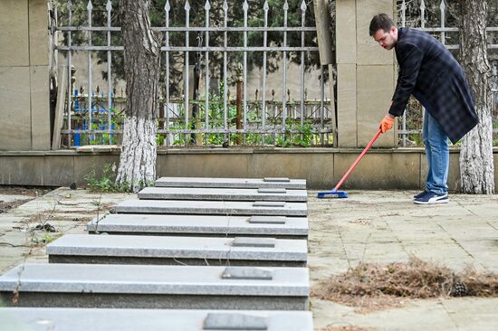 Уборка могил советских воинов на Ясамальском кладбище в Баку