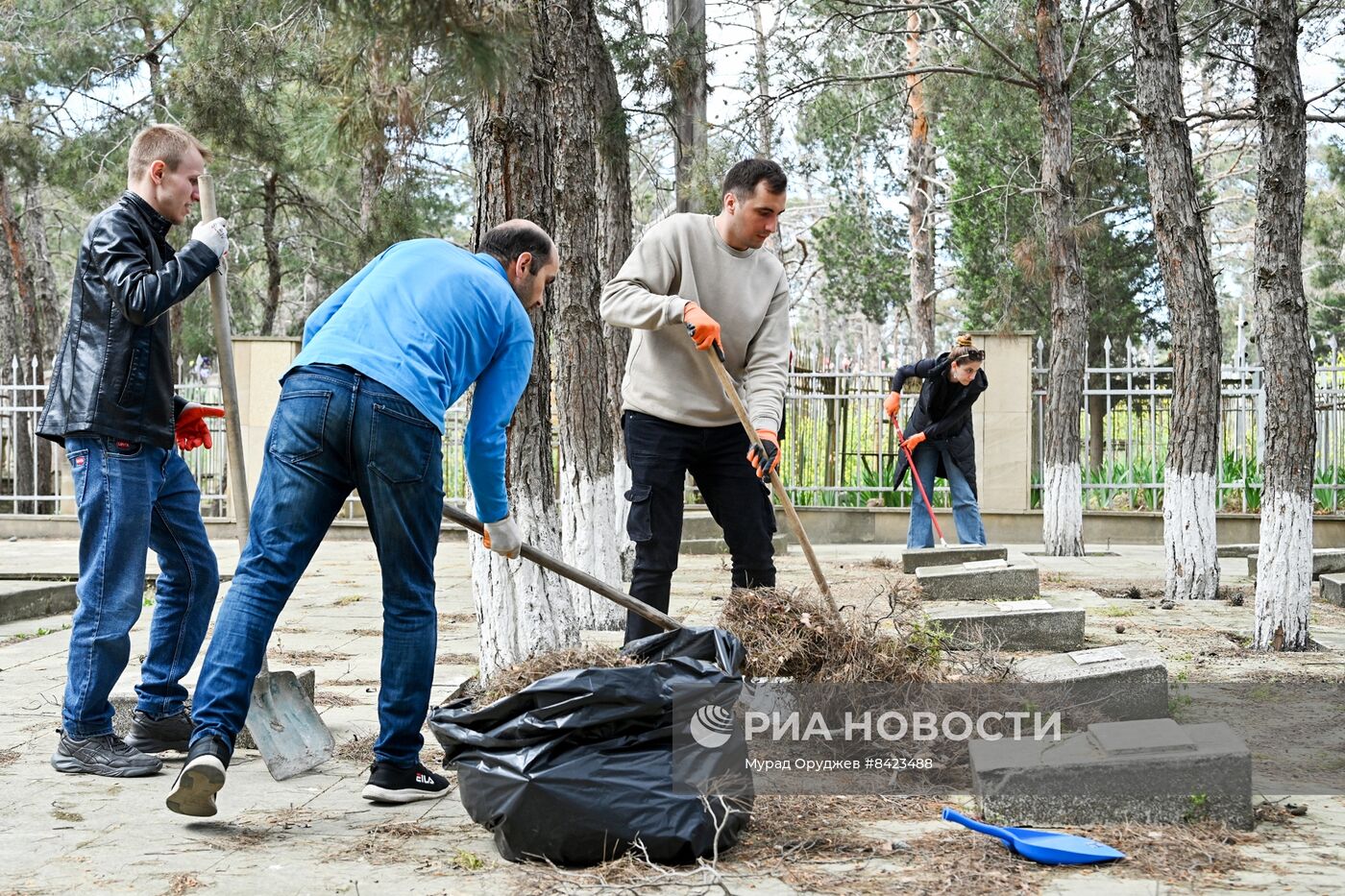 Уборка могил советских воинов на Ясамальском кладбище в Баку