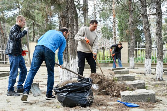 Уборка могил советских воинов на Ясамальском кладбище в Баку
