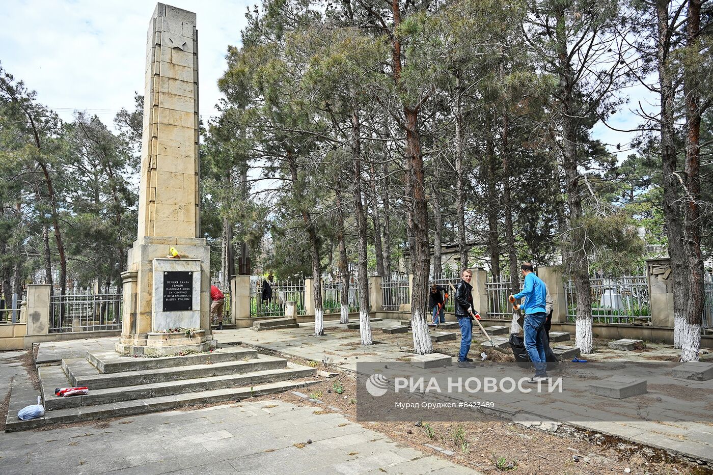 Уборка могил советских воинов на Ясамальском кладбище в Баку