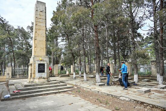 Уборка могил советских воинов на Ясамальском кладбище в Баку