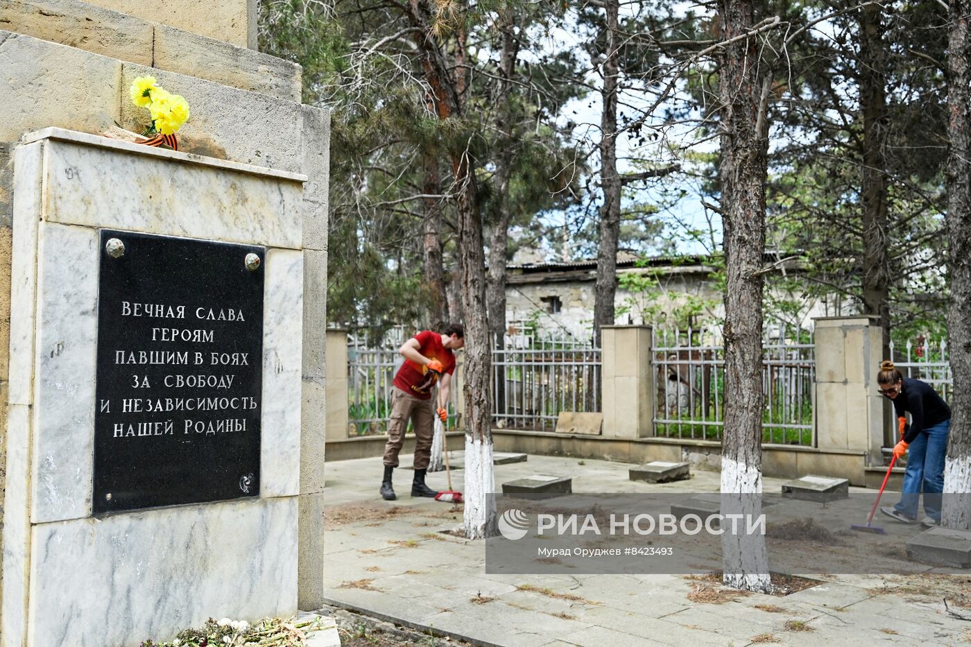 Уборка могил советских воинов на Ясамальском кладбище в Баку