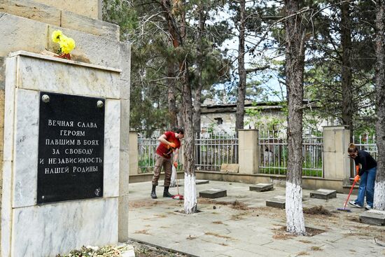 Уборка могил советских воинов на Ясамальском кладбище в Баку