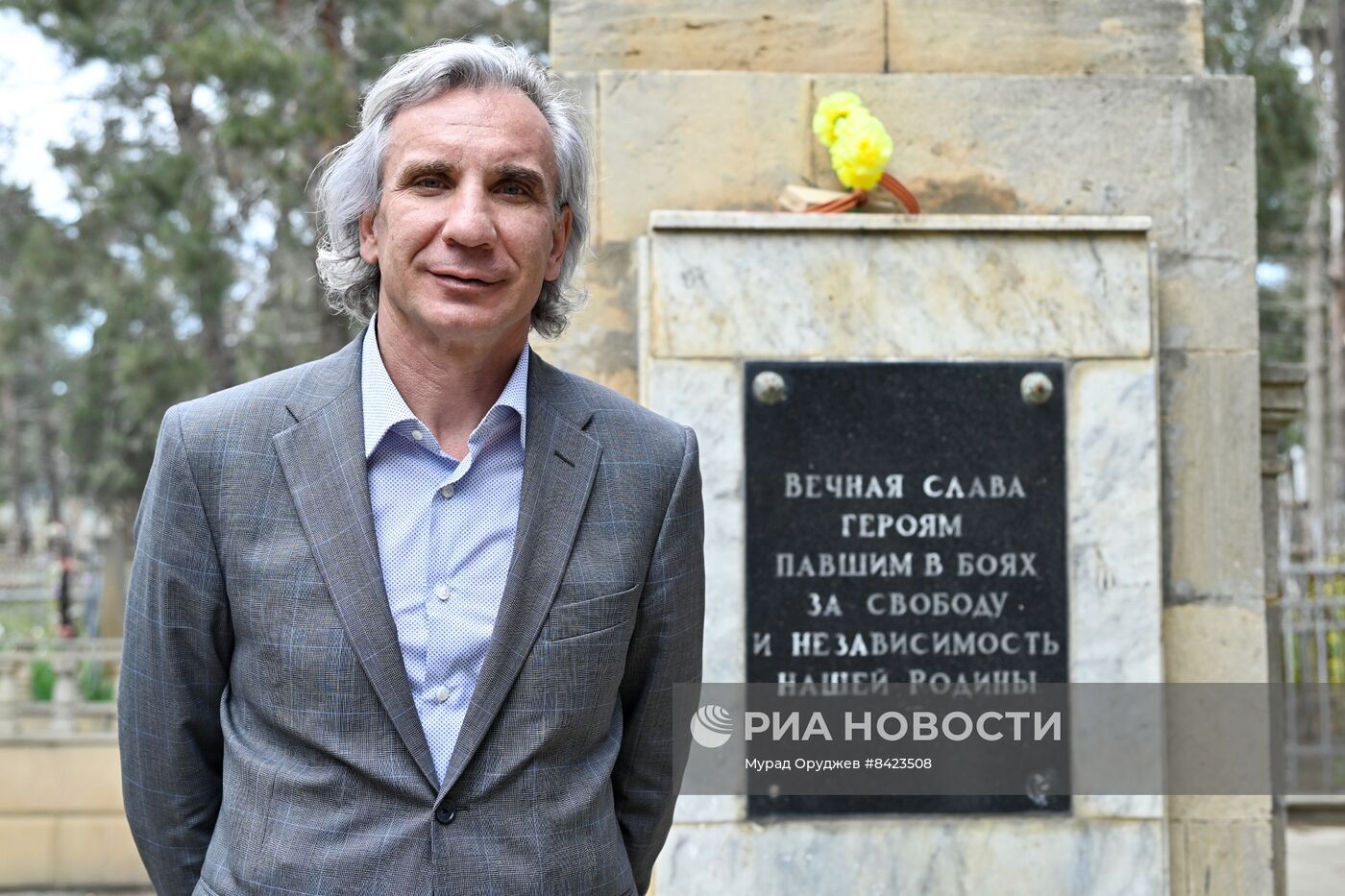 Уборка могил советских воинов на Ясамальском кладбище в Баку