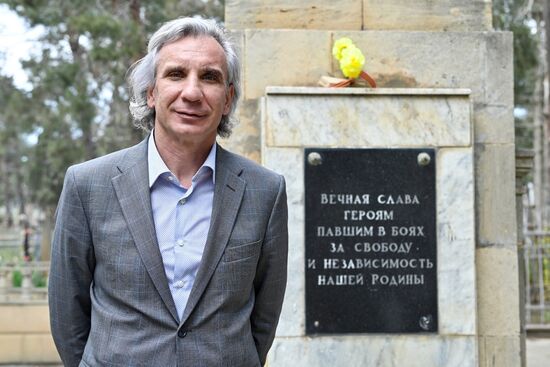 Уборка могил советских воинов на Ясамальском кладбище в Баку