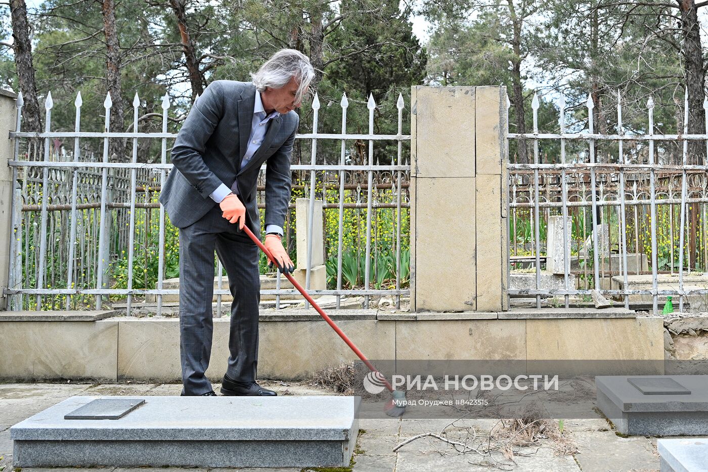 Уборка могил советских воинов на Ясамальском кладбище в Баку