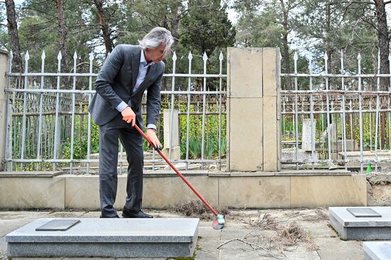 Уборка могил советских воинов на Ясамальском кладбище в Баку