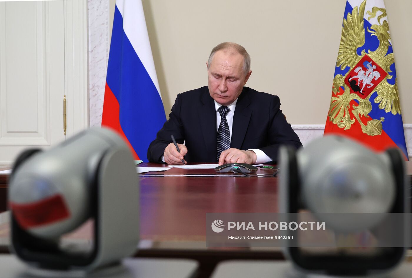 Президент РФ В. Путин провел совещание с членами правительства РФ