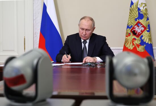 Президент РФ В. Путин провел совещание с членами правительства РФ