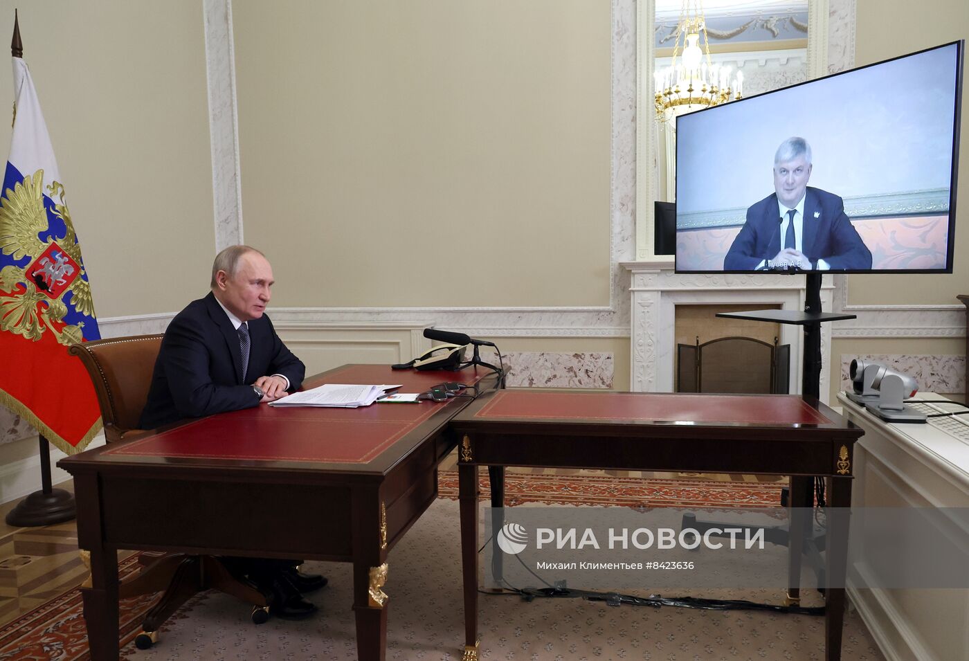Президент РФ В. Путин провел встречу с губернатором Воронежской области А. Гусевым