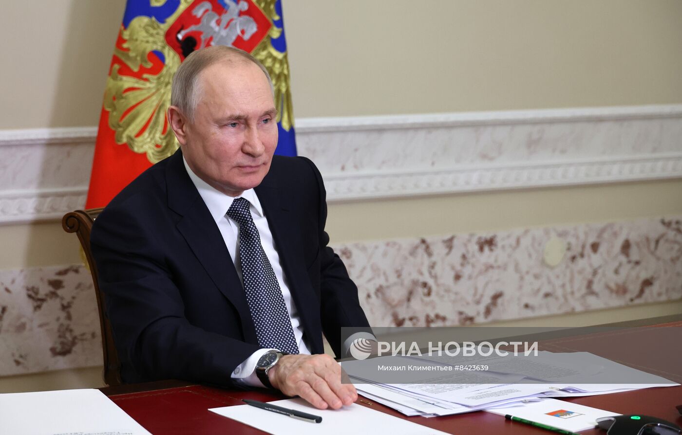 Президент РФ В. Путин провел встречу с губернатором Воронежской области А. Гусевым