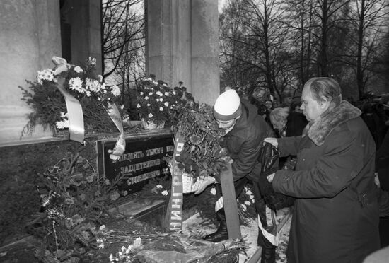 Памятник жертвам блокады в Московском парке Победы в Санкт-Петербурге