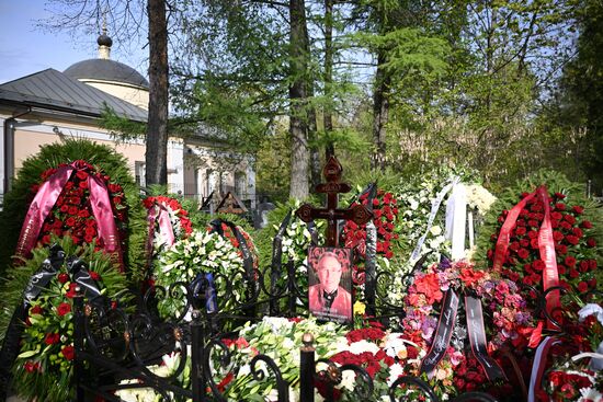 Зайцев похоронен. Жегаловское кладбище Зайцев. Могила Зайцева в Щелково. Могила Вячеслава Зайцева на Жегаловском кладбище.