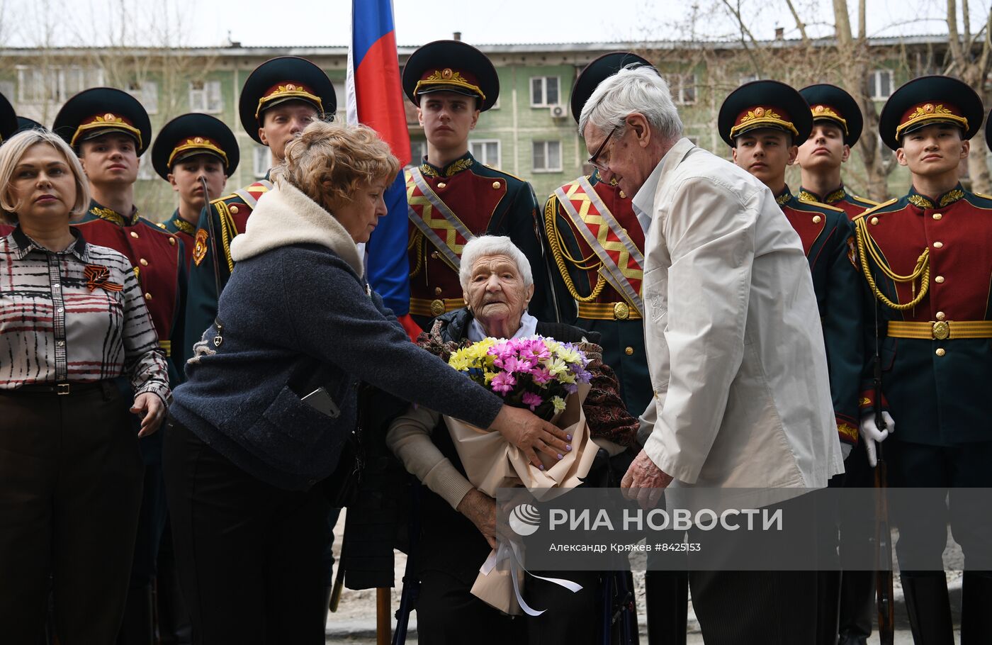 Поздравление ветерана ВОВ А. Водяниковой с наступающим Днем Победы