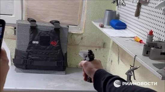 Противоосколочный бронежилет для коммунальных служб, врачей и других гражданских лиц начали применять в Донецке