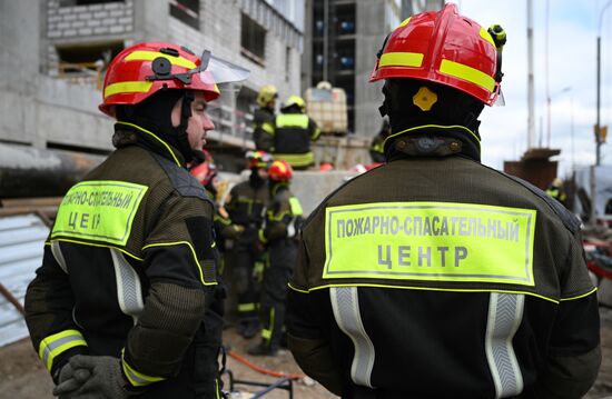 Учения по ликвидации возгорания в высотном здании