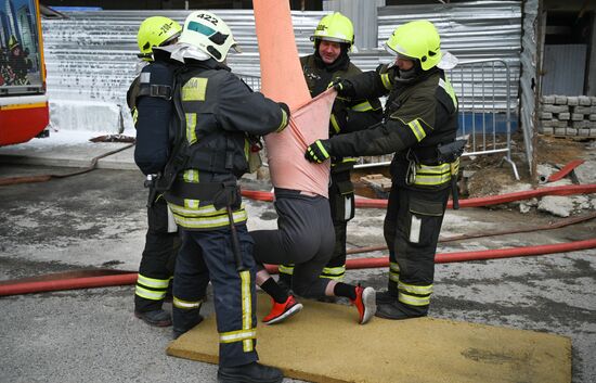 Учения по ликвидации возгорания в высотном здании