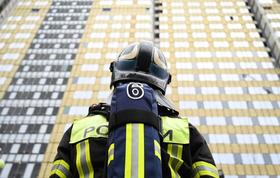 Учения по ликвидации возгорания в высотном здании