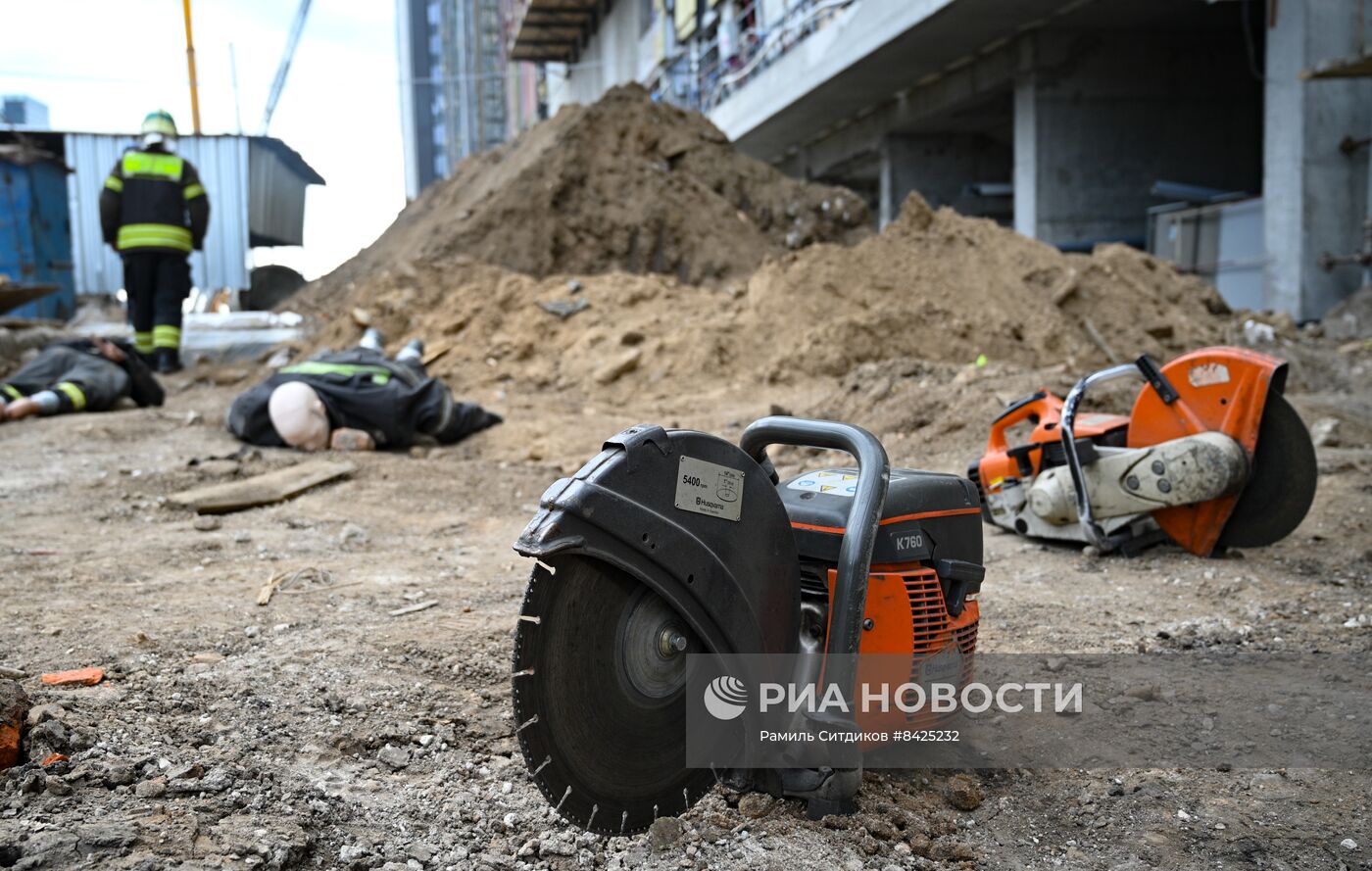 Учения по ликвидации возгорания в высотном здании