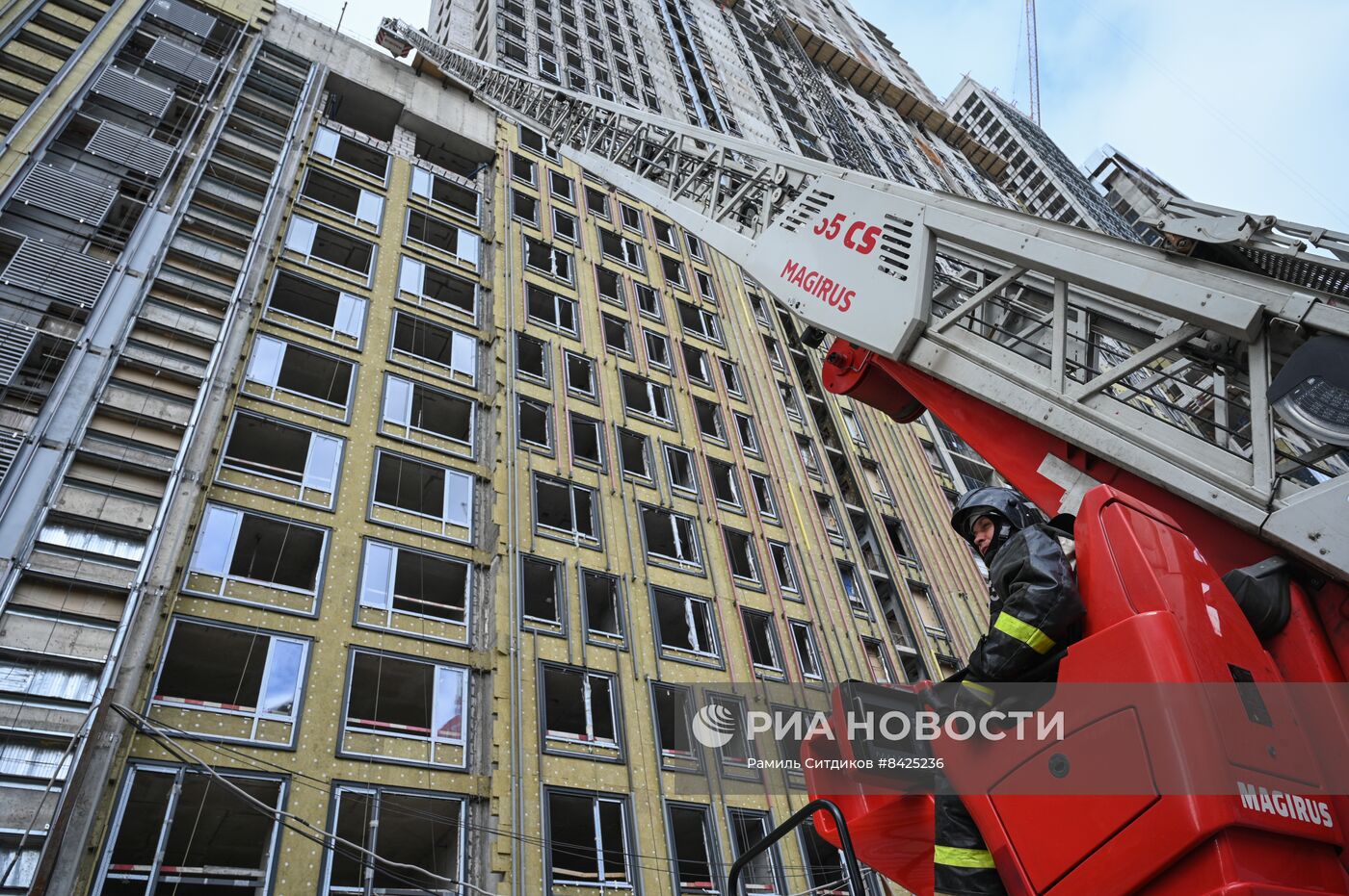 Учения по ликвидации возгорания в высотном здании