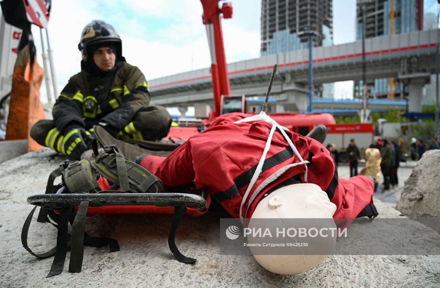 Учения по ликвидации возгорания в высотном здании