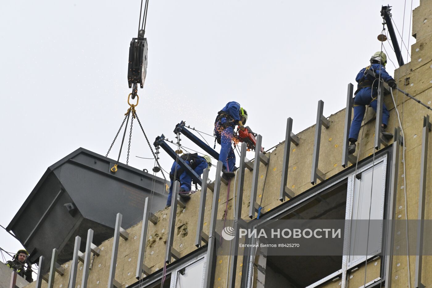 Учения по ликвидации возгорания в высотном здании