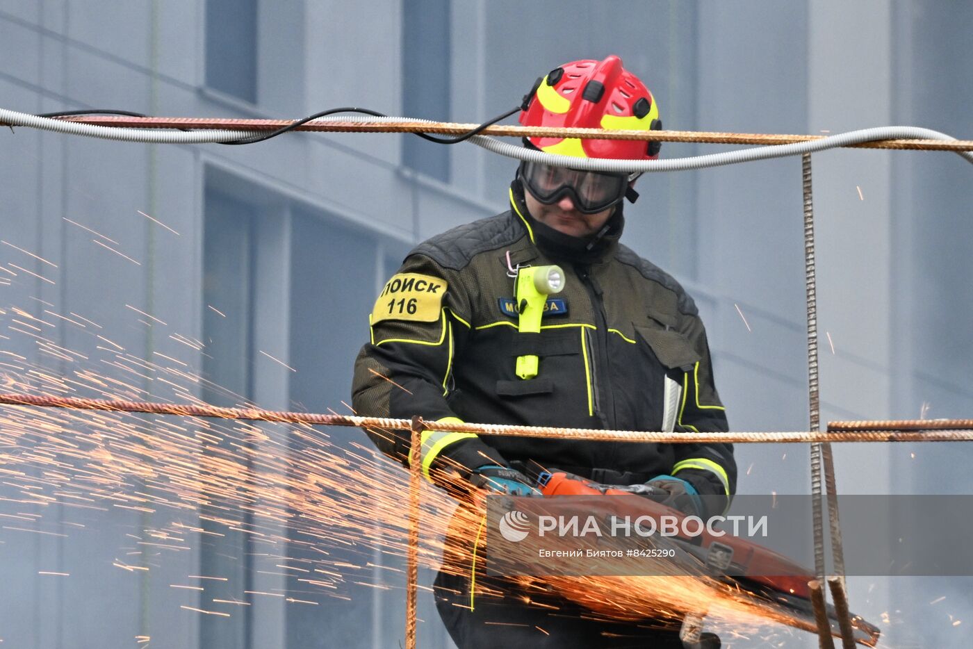 Учения по ликвидации возгорания в высотном здании