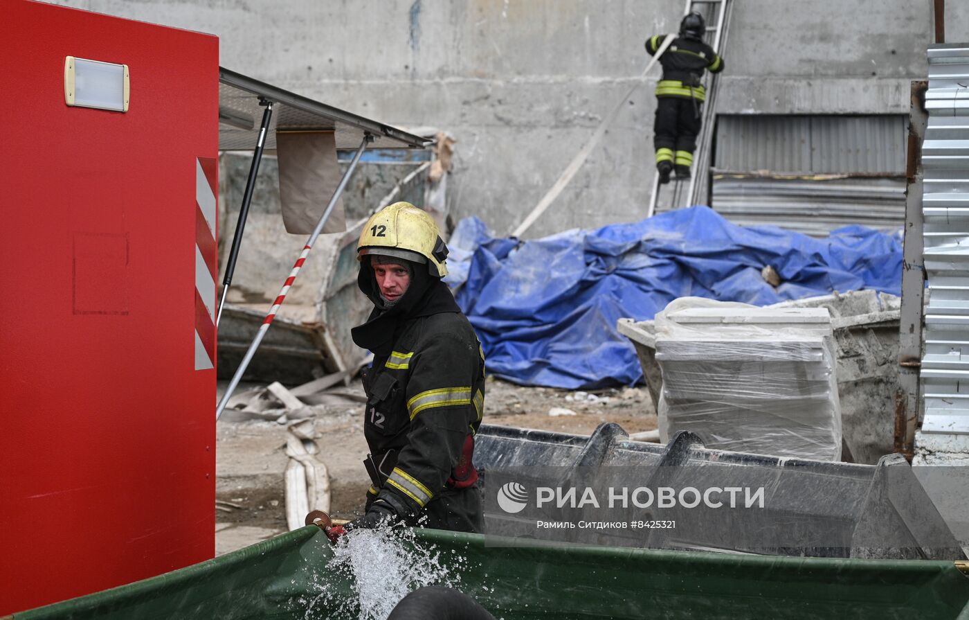 Учения по ликвидации возгорания в высотном здании