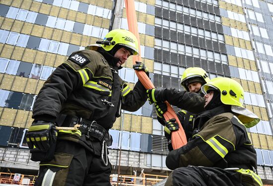 Учения по ликвидации возгорания в высотном здании