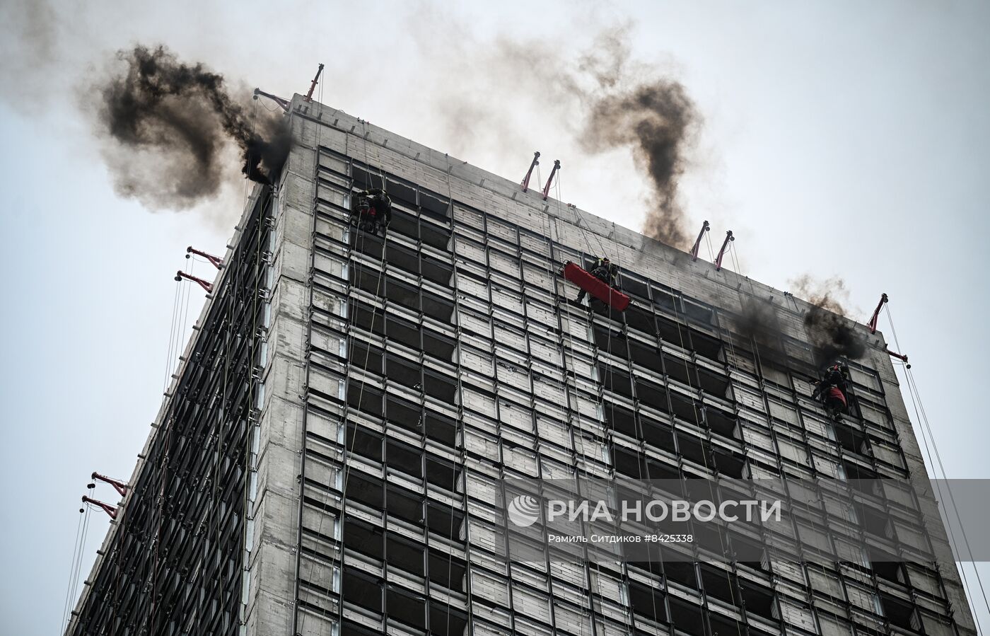 Учения по ликвидации возгорания в высотном здании