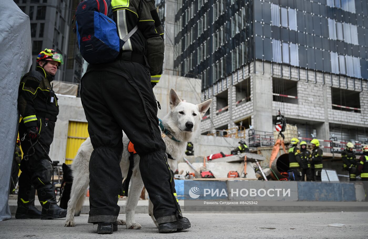 Учения по ликвидации возгорания в высотном здании