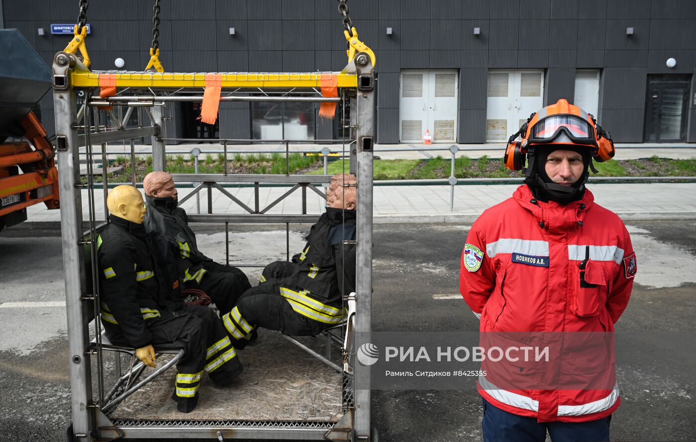 Учения по ликвидации возгорания в высотном здании