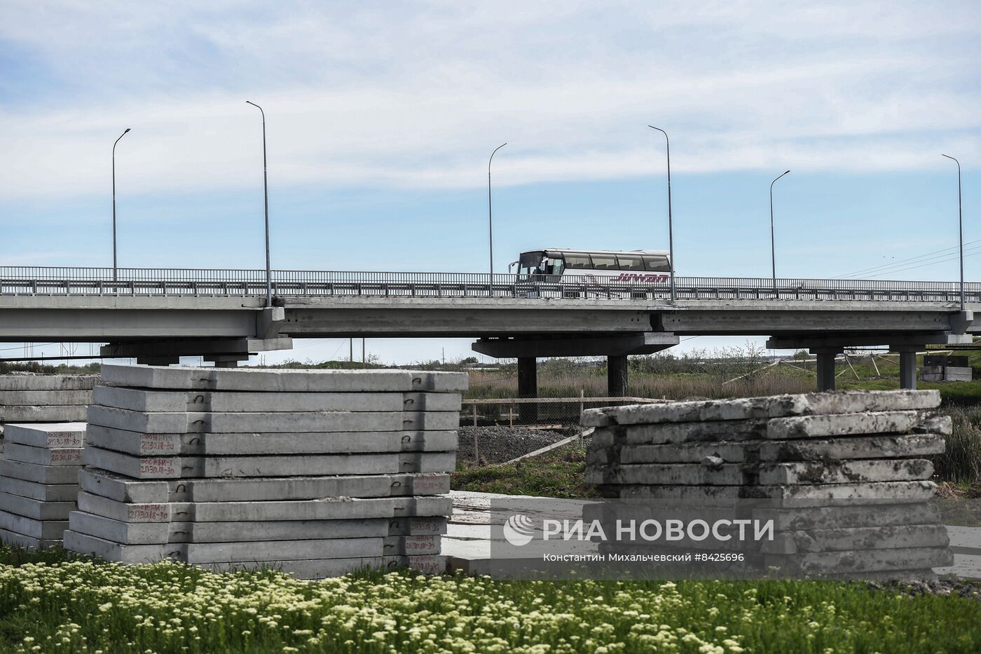 Восстановленный после подрыва мост между Мелитополем и пригородами в Запорожской области