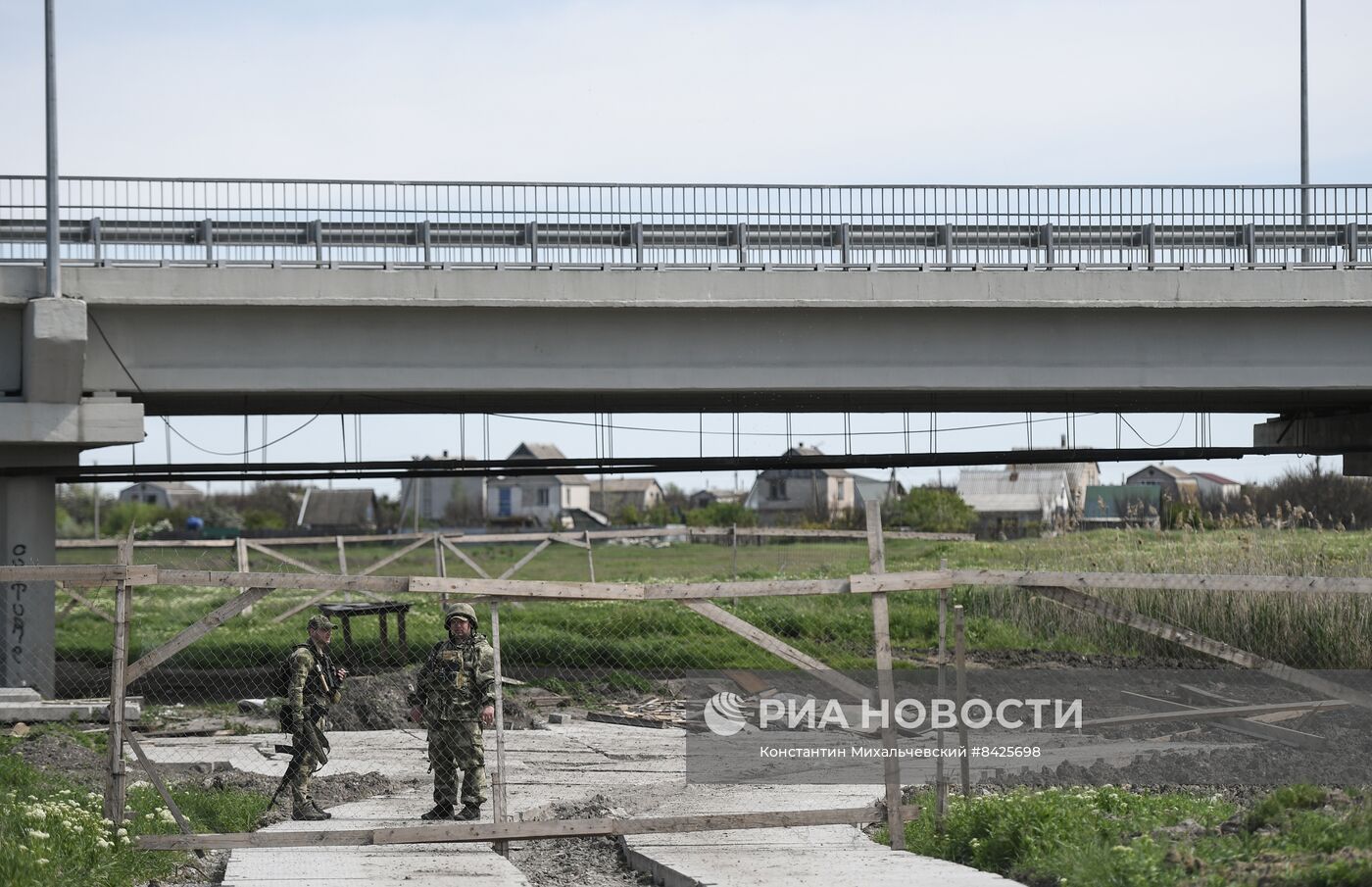 Восстановленный после подрыва мост между Мелитополем и пригородами в Запорожской области