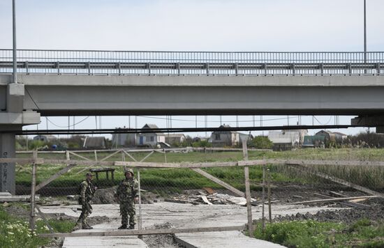 Восстановленный после подрыва мост между Мелитополем и пригородами в Запорожской области