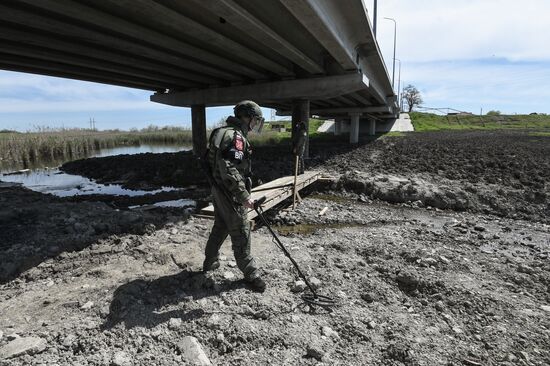 Восстановленный после подрыва мост между Мелитополем и пригородами в Запорожской области