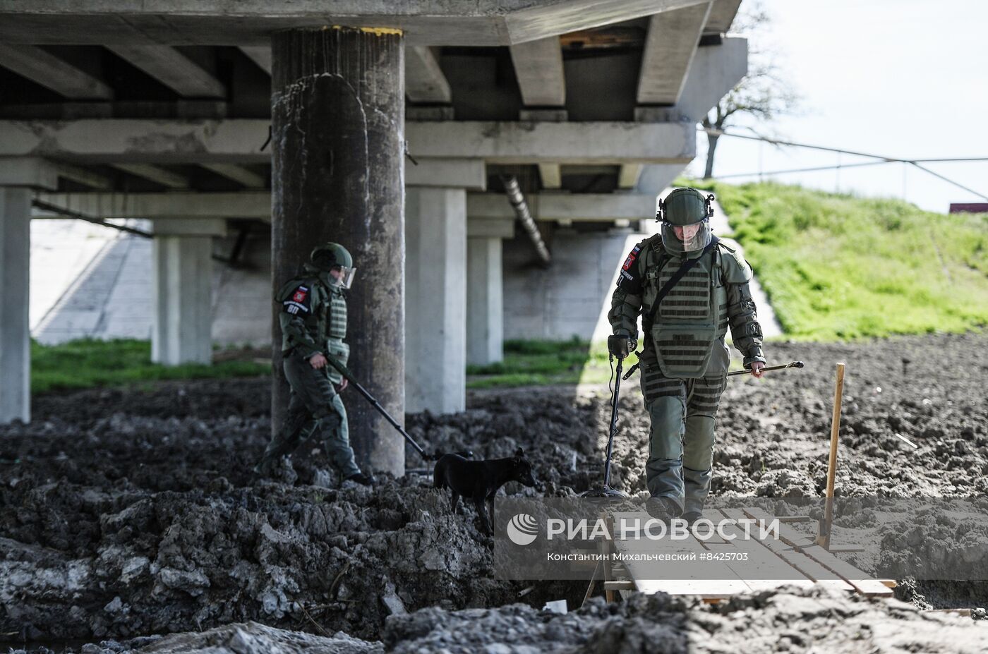 Восстановленный после подрыва мост между Мелитополем и пригородами в Запорожской области