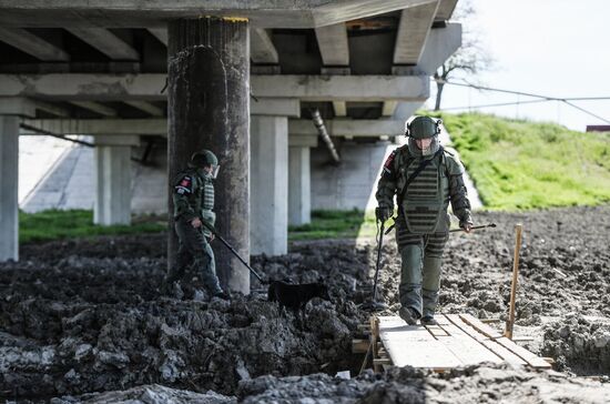 Восстановленный после подрыва мост между Мелитополем и пригородами в Запорожской области