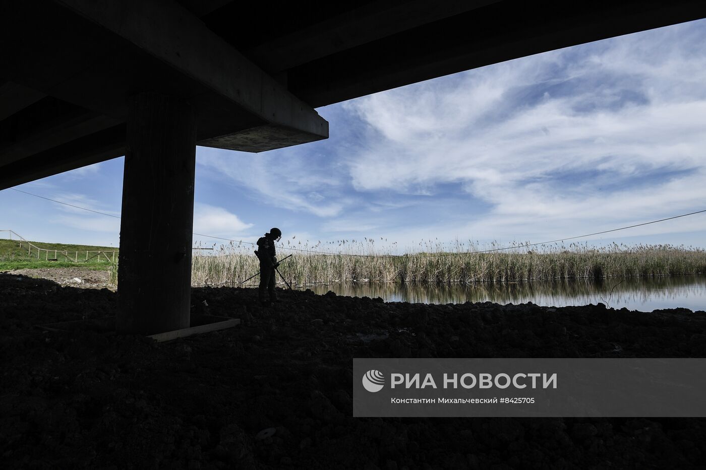 Восстановленный после подрыва мост между Мелитополем и пригородами в Запорожской области