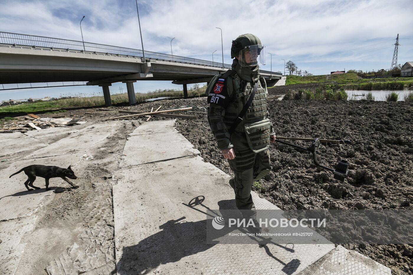 Восстановленный после подрыва мост между Мелитополем и пригородами в Запорожской области