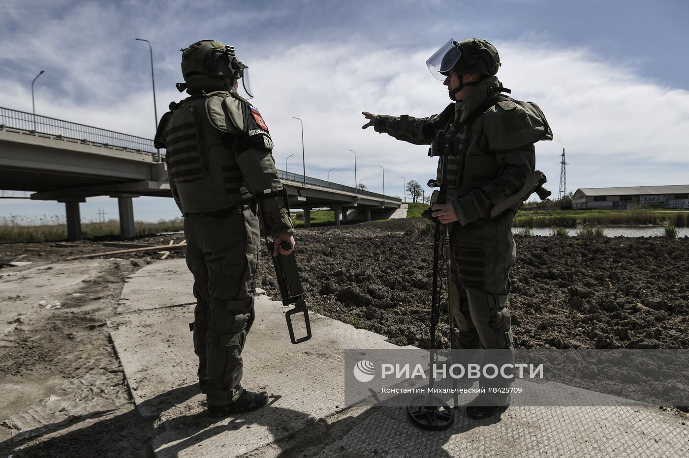 Восстановленный после подрыва мост между Мелитополем и пригородами в Запорожской области