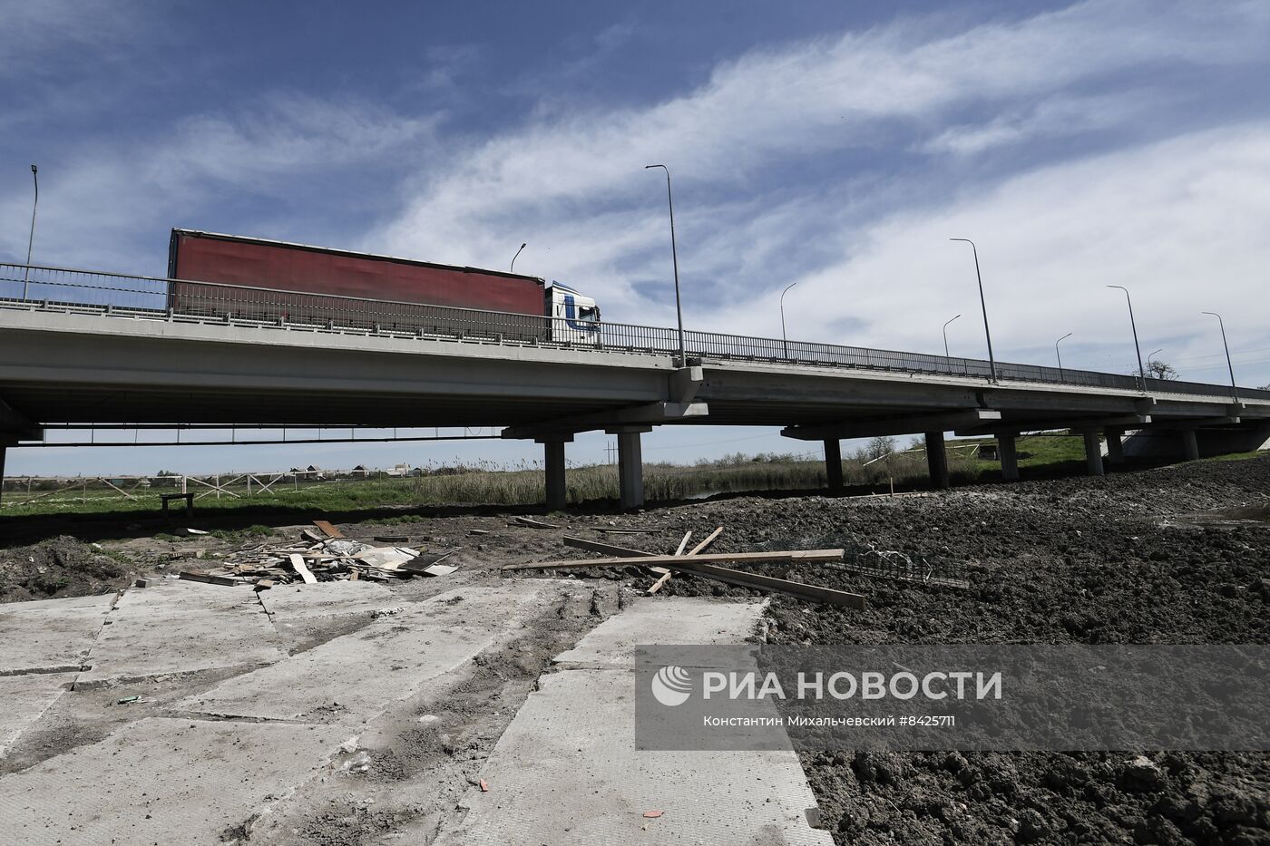 Восстановленный после подрыва мост между Мелитополем и пригородами в Запорожской области